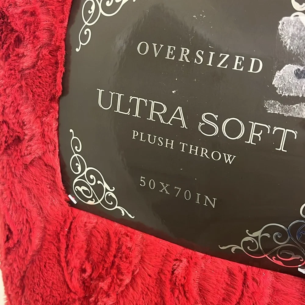 Gilmore Oversized Ultra Soft Plush Throw Blanket 50”x70” red holiday polyester
